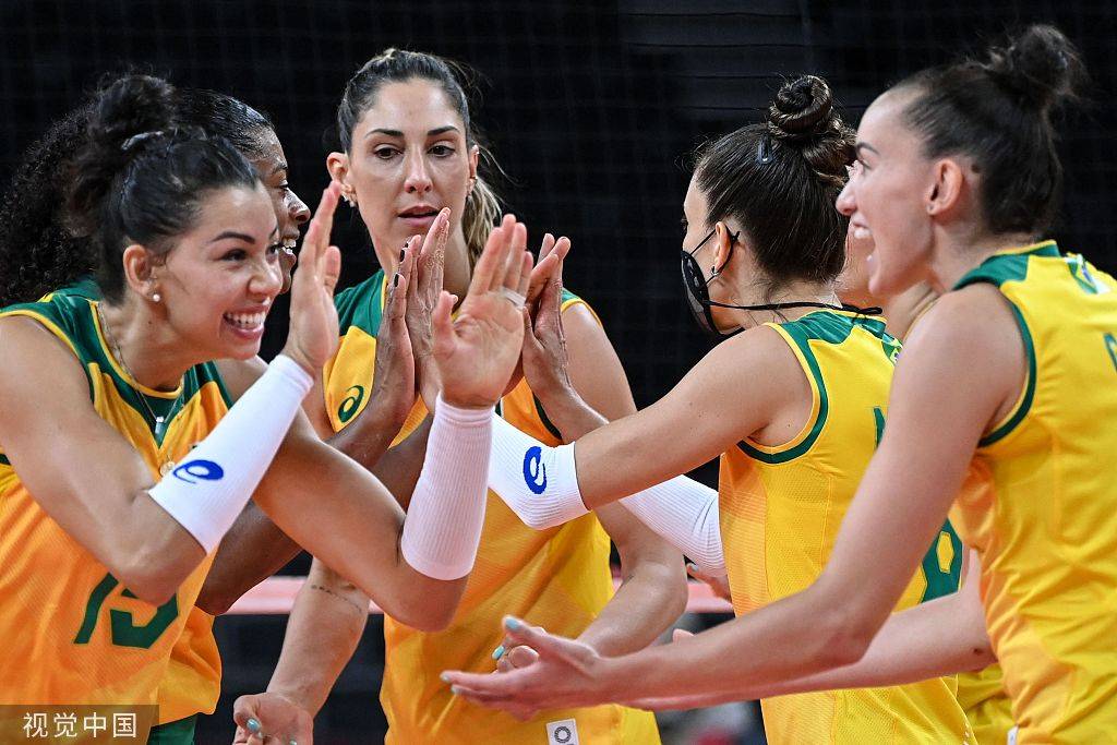 高清图:女排决赛美国队暴力扣杀 巴西众将封堵