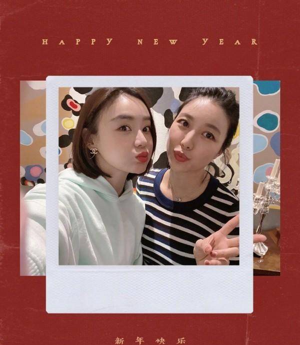 黑色|袁姗姗晒一家子照片,爸妈同框太有夫妻相,她嘟嘴比耶像小女孩