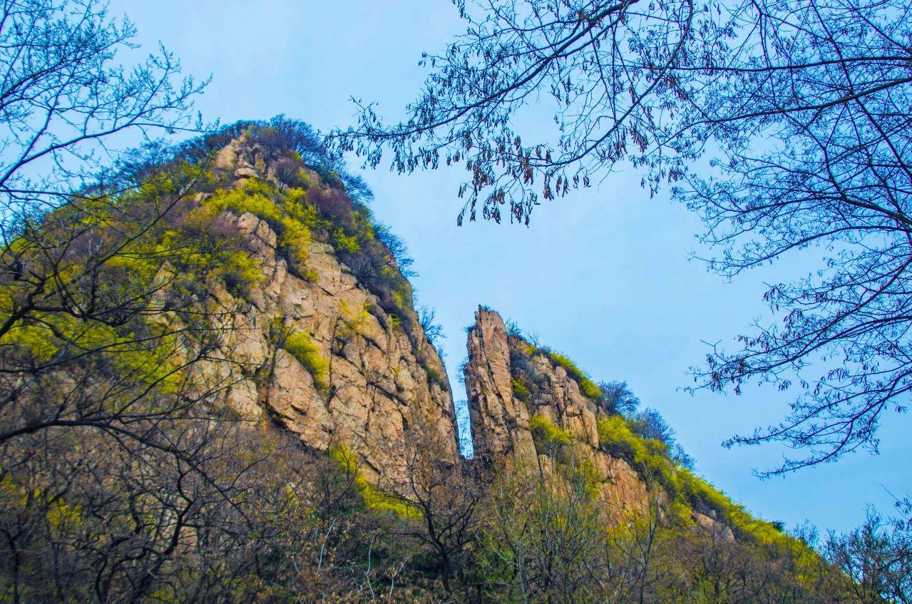 位于桃花峪的一线天也是因为龙角山断裂带的经过,致使山头的岩石被