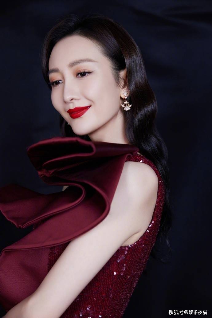 女星王鸥穿复古玫瑰鱼尾裙写真,红唇欲滴美腿撩人