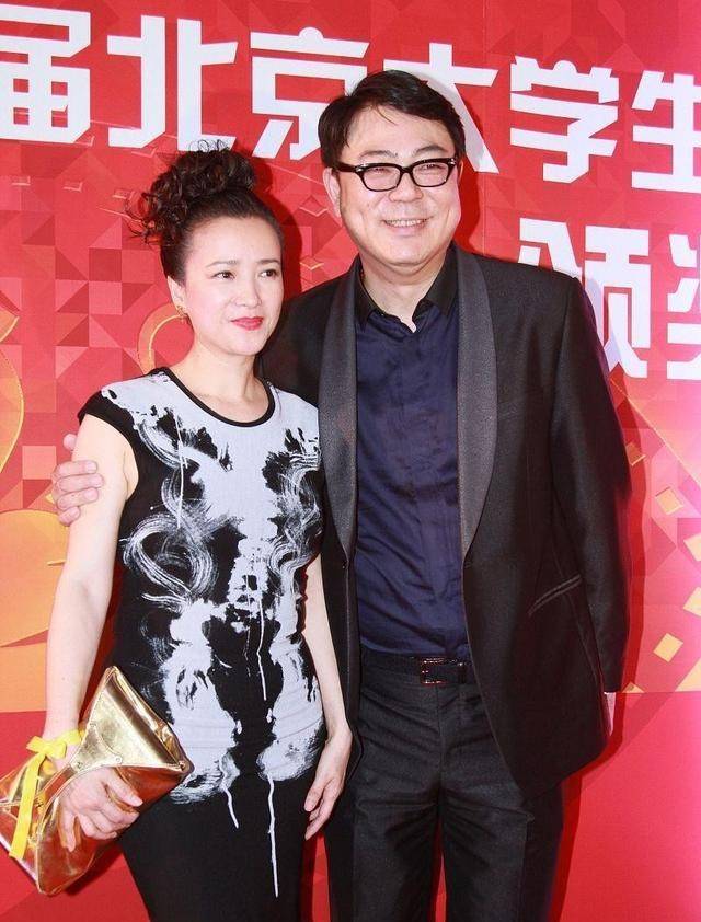 何晴|演员何晴真是风韵犹存，身穿裹身裙的裙子，略显小肚腩也很自信