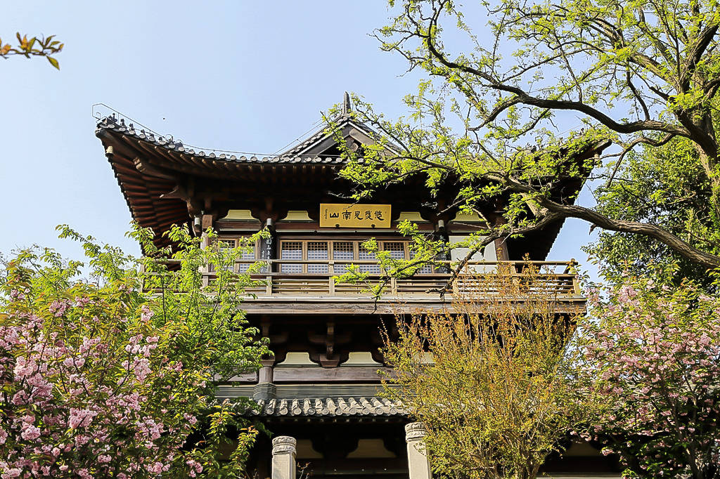 北固山多景楼甘露寺米芾书:天下第一江山北固山坡从东吴古道上去是