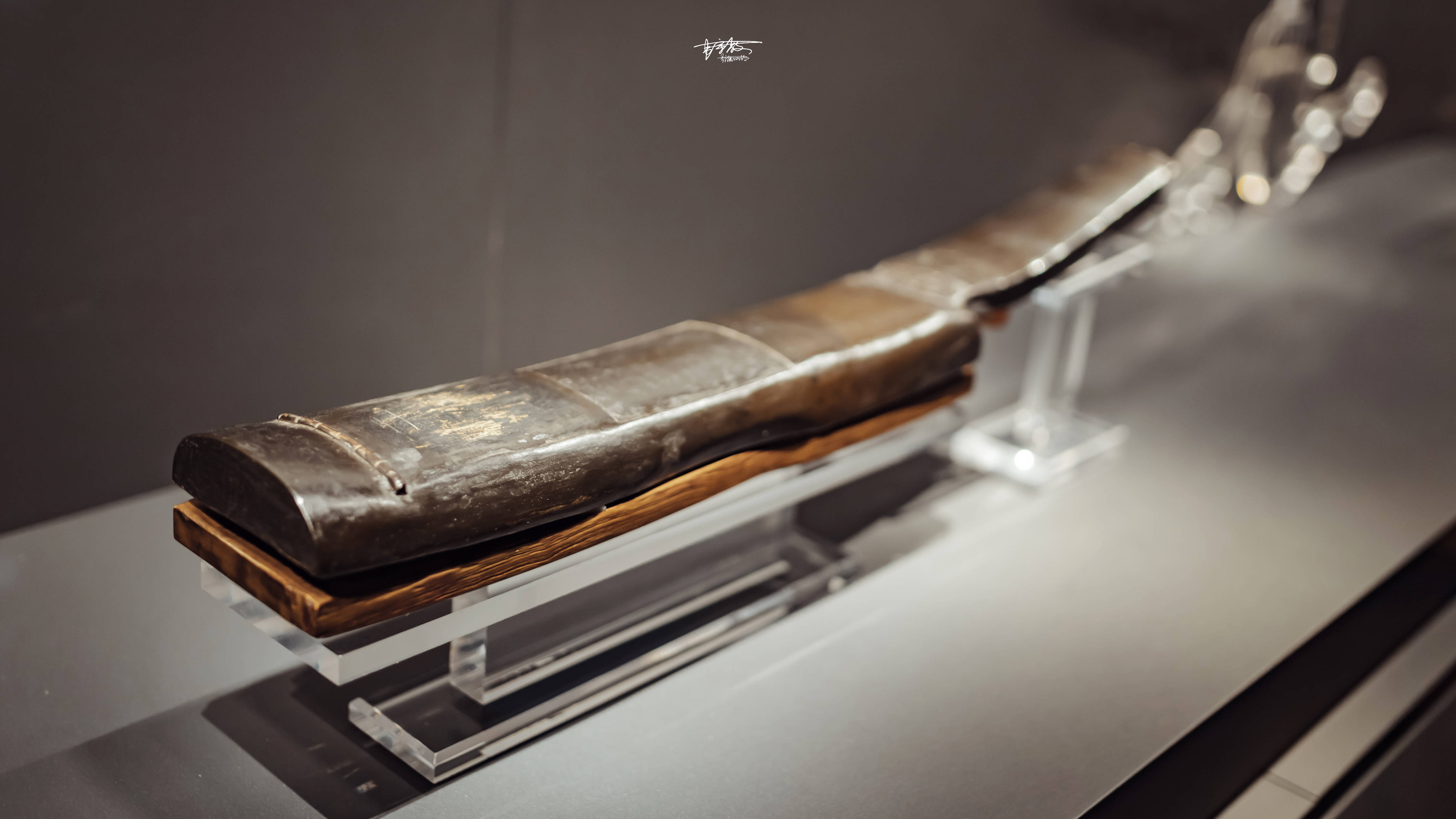 七弦琴出土于上世纪 70 年代发掘的马王堆三号墓中,该墓葬的下葬时间