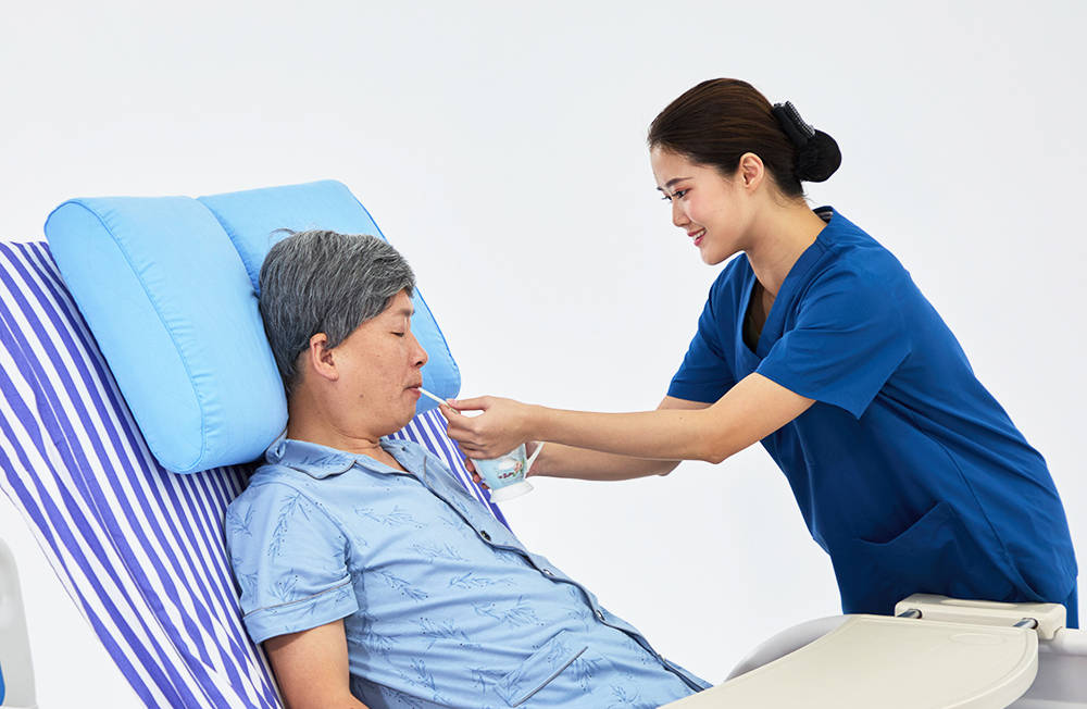 缺口近千万留不住的养老护理员4000万失能老人的晚年该如何是好