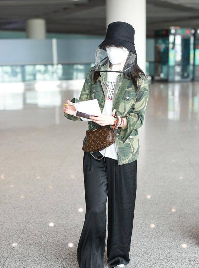 黄圣依|黄圣依真会扮嫩，羊羔绒夹克配牛仔裤清爽减龄，哪像俩孩子的妈