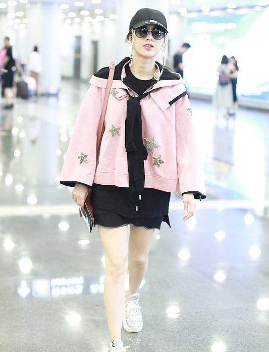 黄圣依|黄圣依真会扮嫩，羊羔绒夹克配牛仔裤清爽减龄，哪像俩孩子的妈