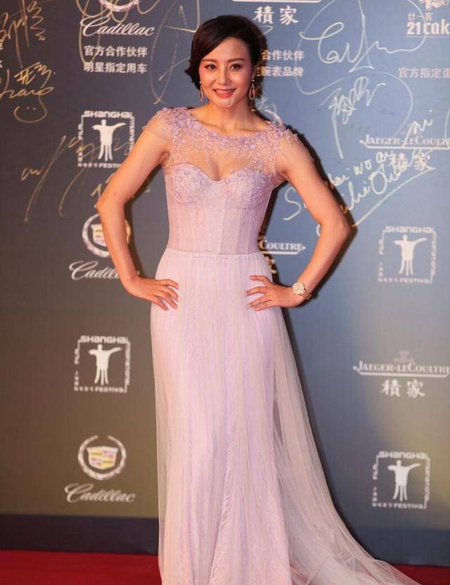 服装|大陶红真是风韵犹存,穿蕾丝裙妩媚动人,生图依旧美得不真实