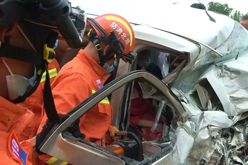 報警人稱,車禍現場十分慘烈,坐在麵包車副駕駛上的一名年輕女子受傷