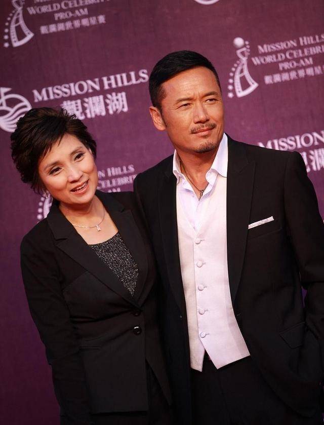 老公|幸福的女人真美，戚美珍和老公在一起笑容藏不住，一脸幸福的样子