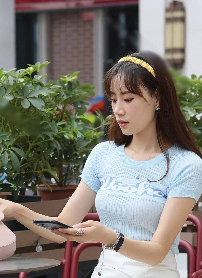 视觉|半身裙搭配蓝色体恤，很适合在夏季选择，视觉降温，同时很显年轻