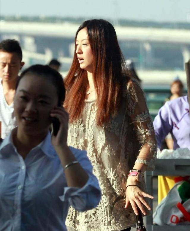身材|王志文的小8岁妻子真随意，穿双人字拖见老公，挺接地气的
