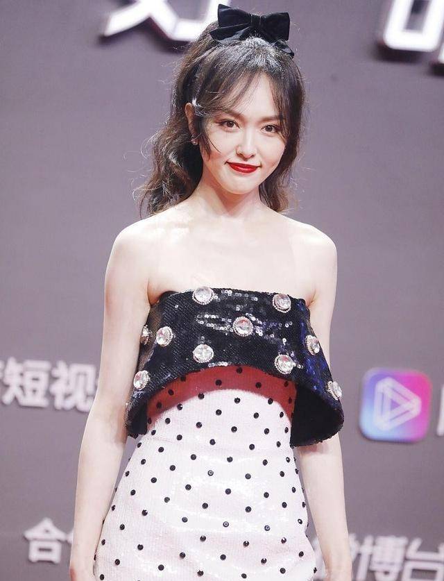 马尾|唐嫣真挺会扮嫩的，穿粉色运动服还扎双马尾，跟大学生没啥区别