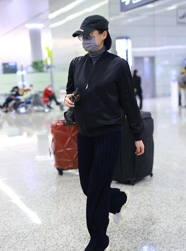 黑色|胡杏儿为捞金挺7月孕肚走机场，轻装上阵有经验，看不出是第三胎
