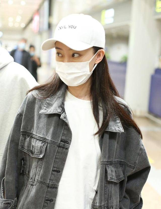 张小斐|张小斐私底下挺接地气的，一身牛仔装扮清爽休闲，火了也不骄躁