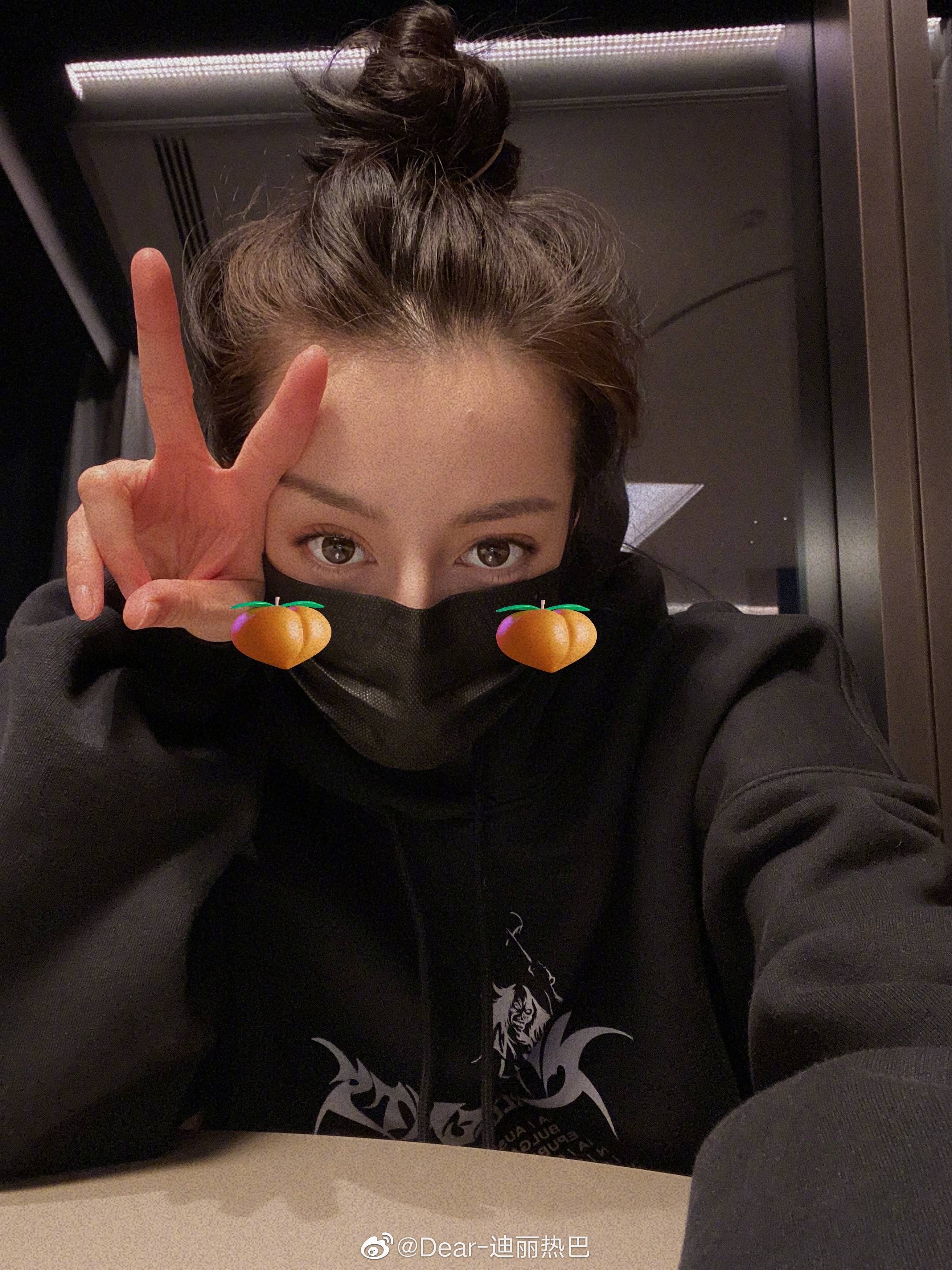 毛衣|比起被刷屏的上头吻戏,我更种草迪丽热巴的可甜可盐的穿搭