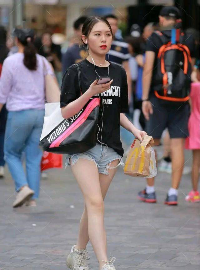 黑色|破洞上衣，搭配毛边破洞牛仔短裤，小姐姐性感指数爆表