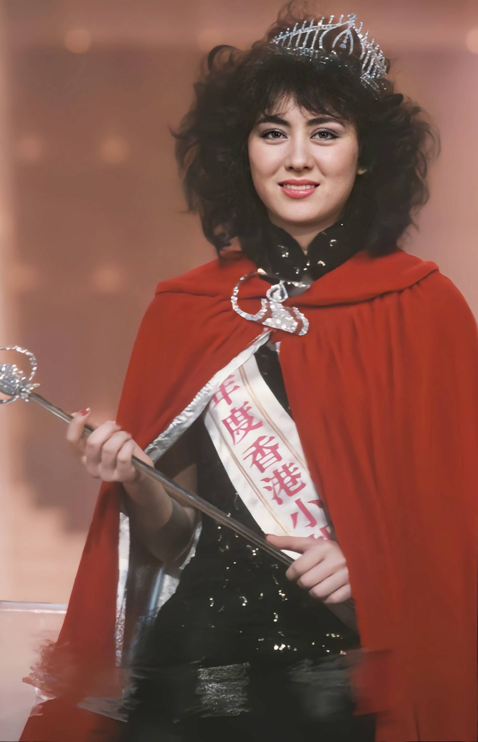 1984年,19岁的高丽虹参加香港小姐选美大赛,并且获得冠军.