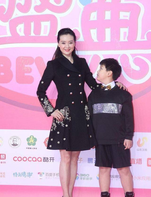 富商|嫁给富商的“晴格格”，就算穿着“透肉”的衣服，也有高贵的气质