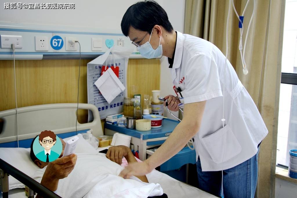 长航东院内科医生罗山平为老年患者查房.
