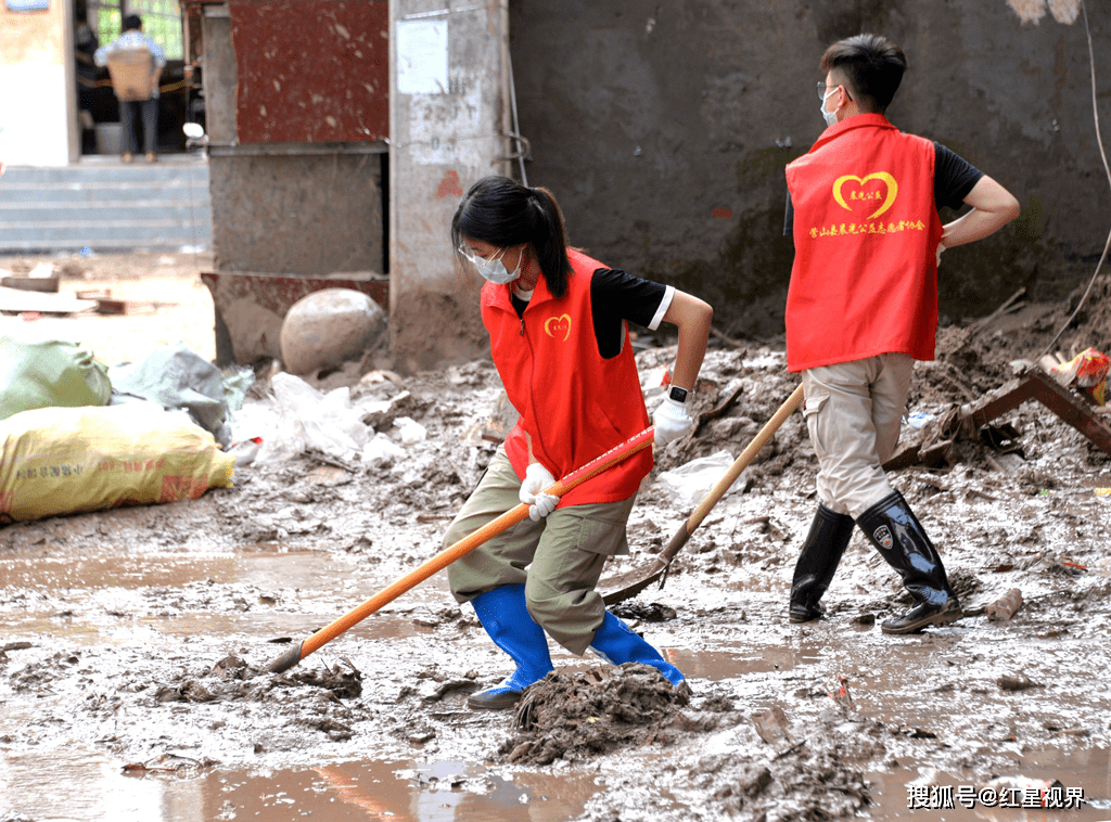 抗洪救灾中的那一抹抹"志愿红"