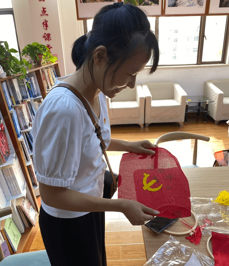 一枚绣针,一把绣线,在一双双虔诚的双手中,变成了一件件精美的党徽