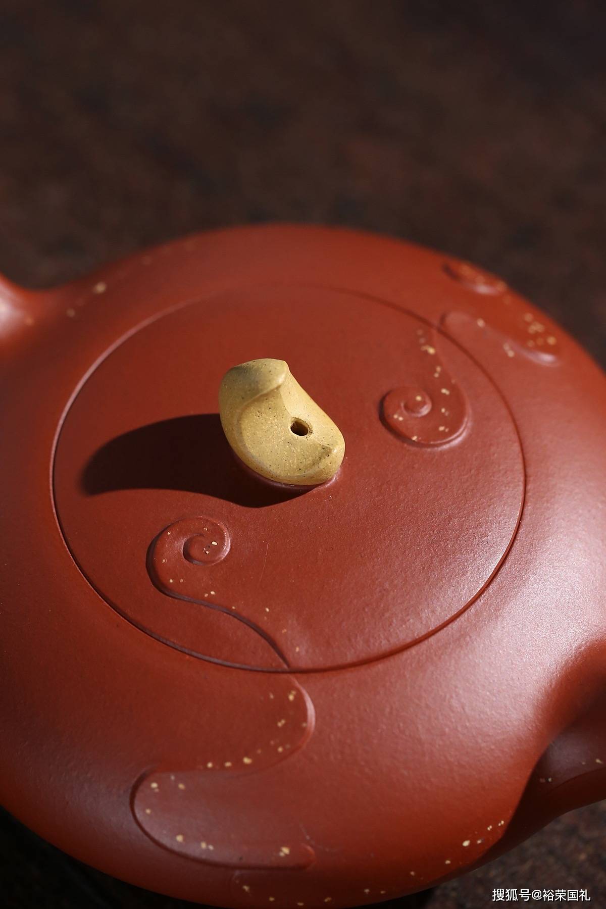 蒋艺华彩云追月紫砂壶造型逸美连流,细腻有感