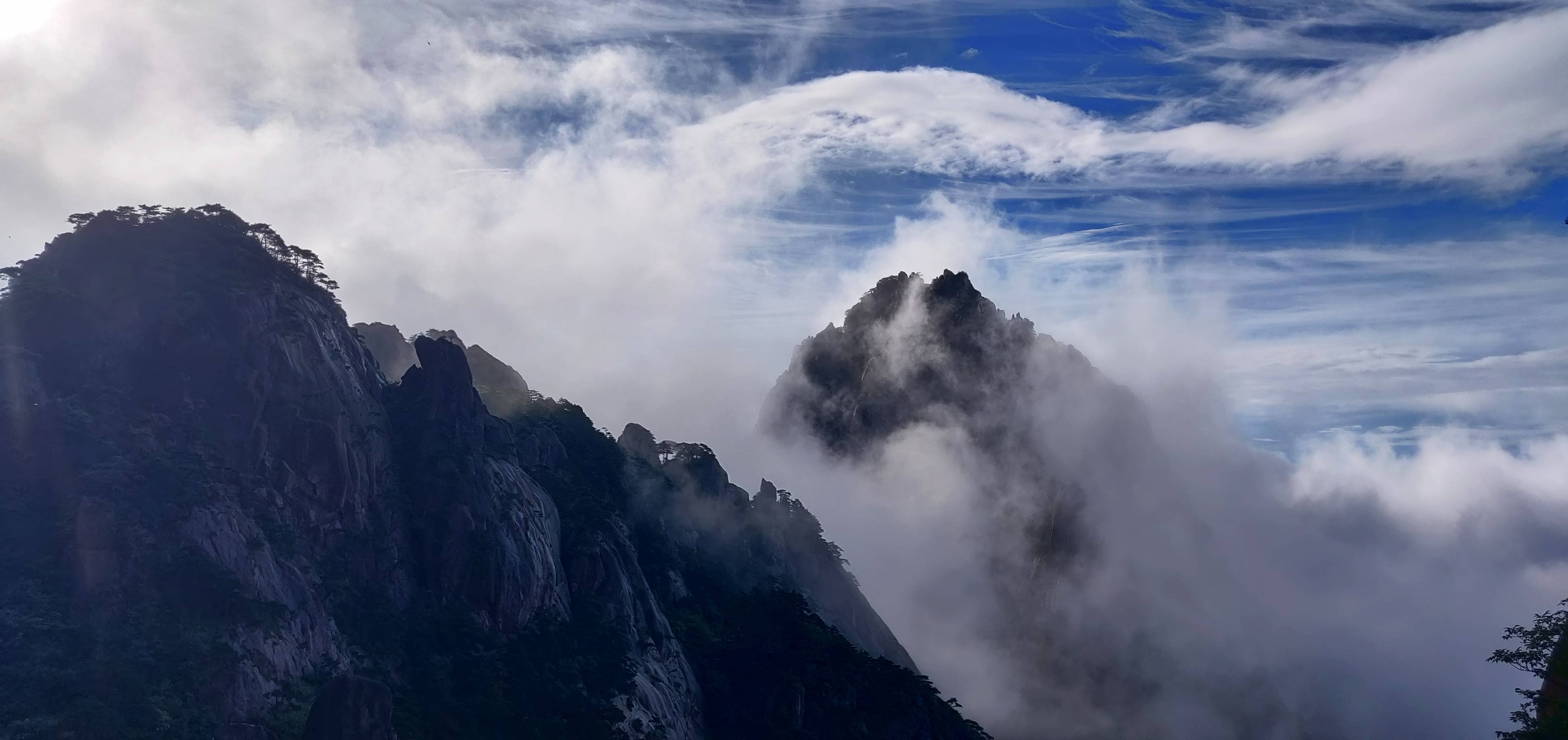 黄山风景区雨后放晴 远山黛石如诗如画