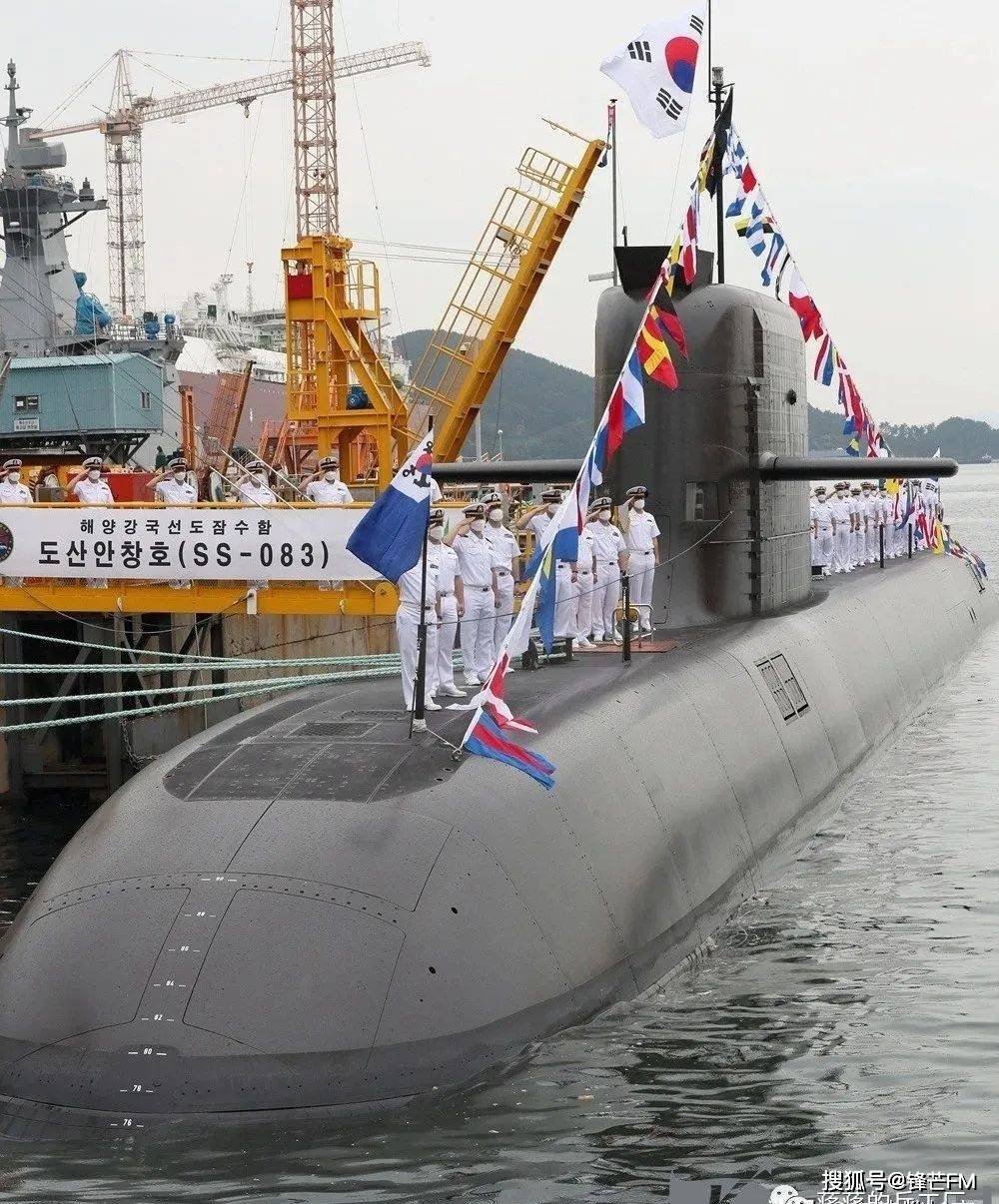 韩国服役的弹道导弹潜艇性能如何?可搭载两款导弹,射程1500公里!