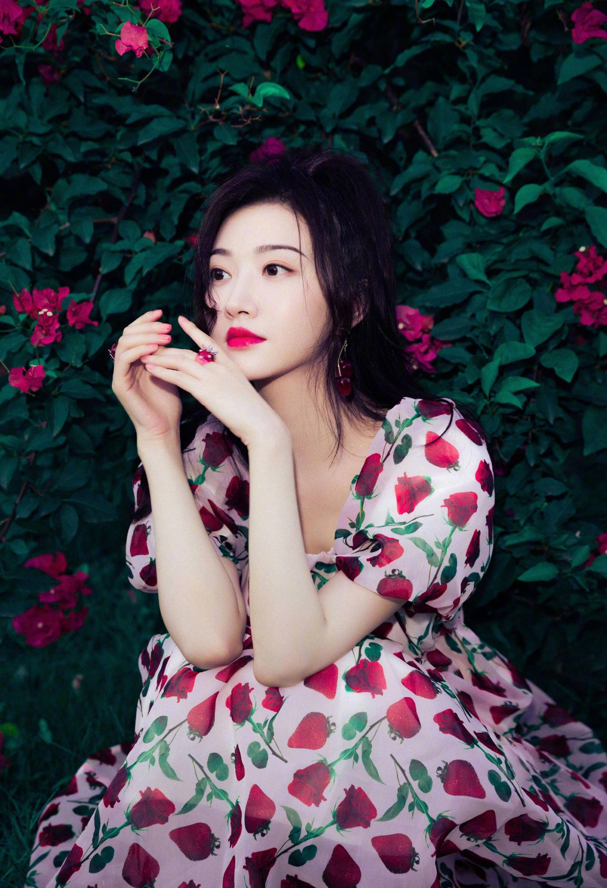 景甜穿草莓印花裙甜美清新 站花丛中超撩人