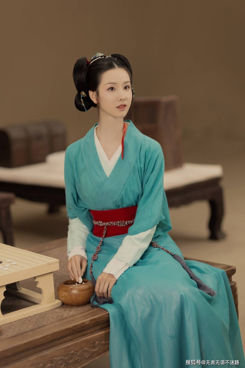 陈都灵古风侍女装扮,宛若画中人,尽显古朴温雅气质