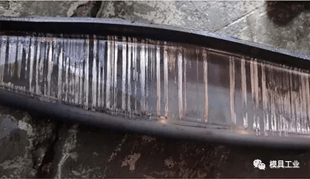 图6 制件表面拉毛磨损在冲压现场观察这类模具零件棱边状态冲压钢板后