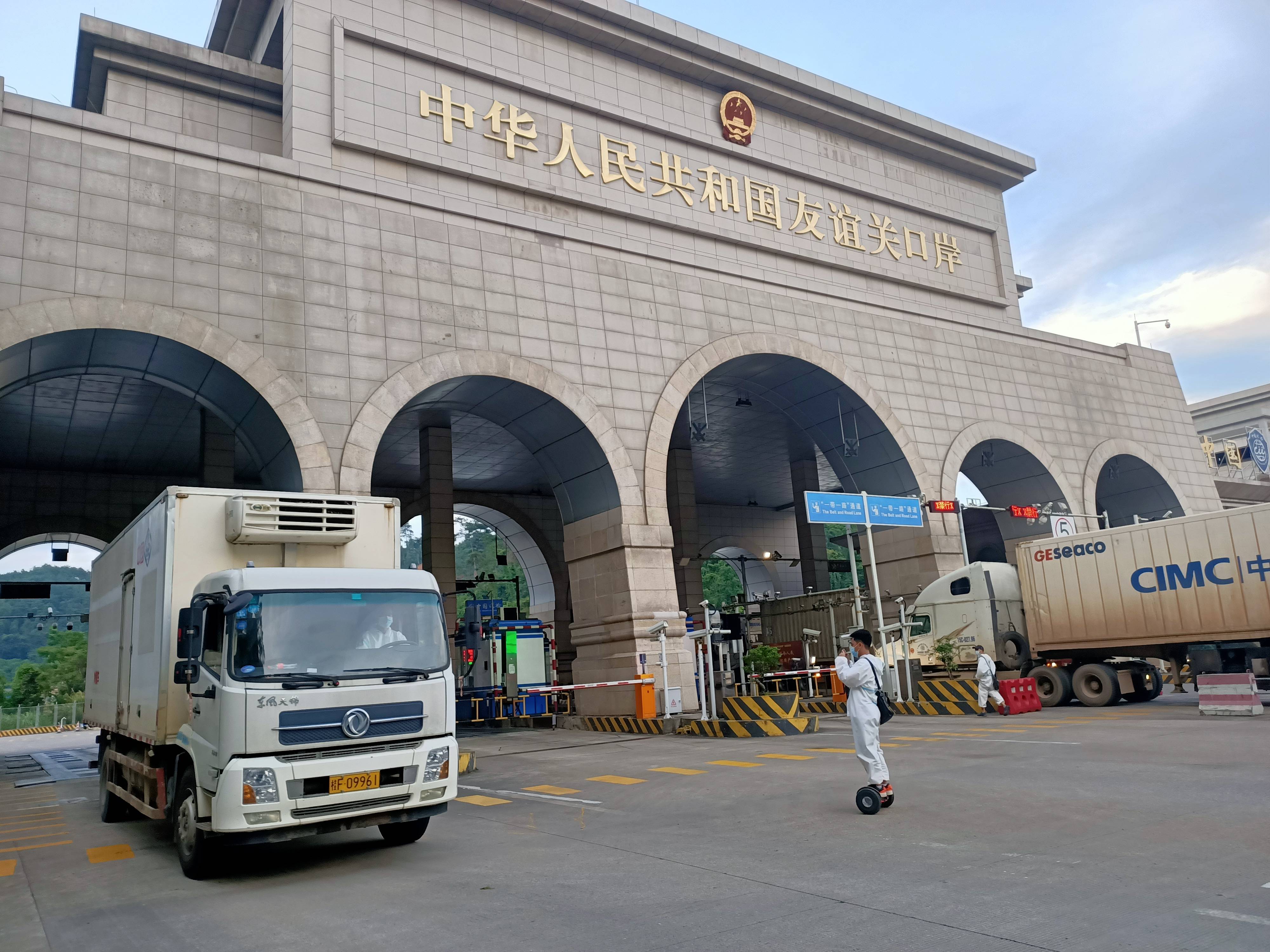 广西首票"1210"保税跨境电商出口货物在友谊关口岸通关.