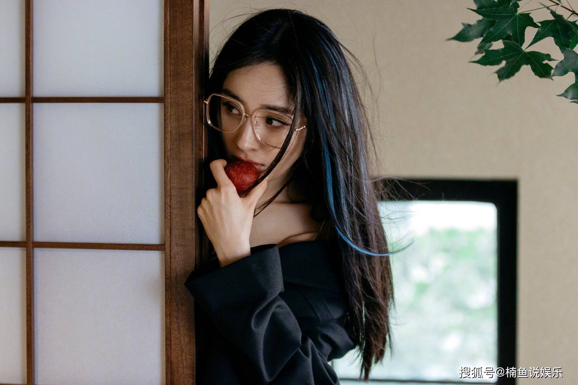 杨幂初秋写真曝光长发飘飘戴眼镜好有感觉慵懒的清冷美人