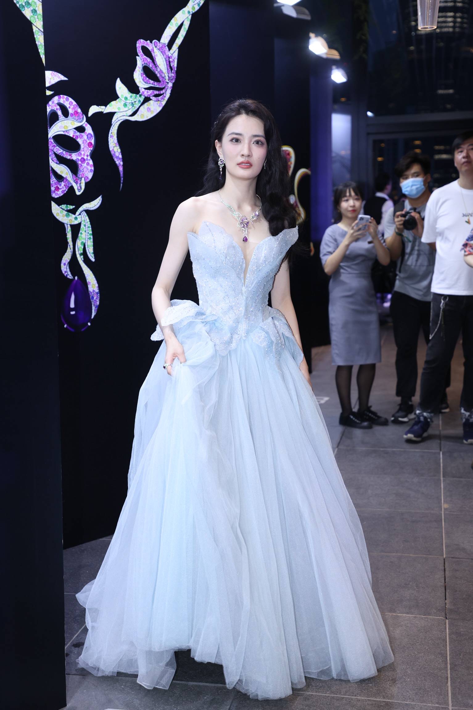 1/ 12 2021年8月20日,上海,徐璐出席tesoro意大利高级珠宝开幕仪式,她
