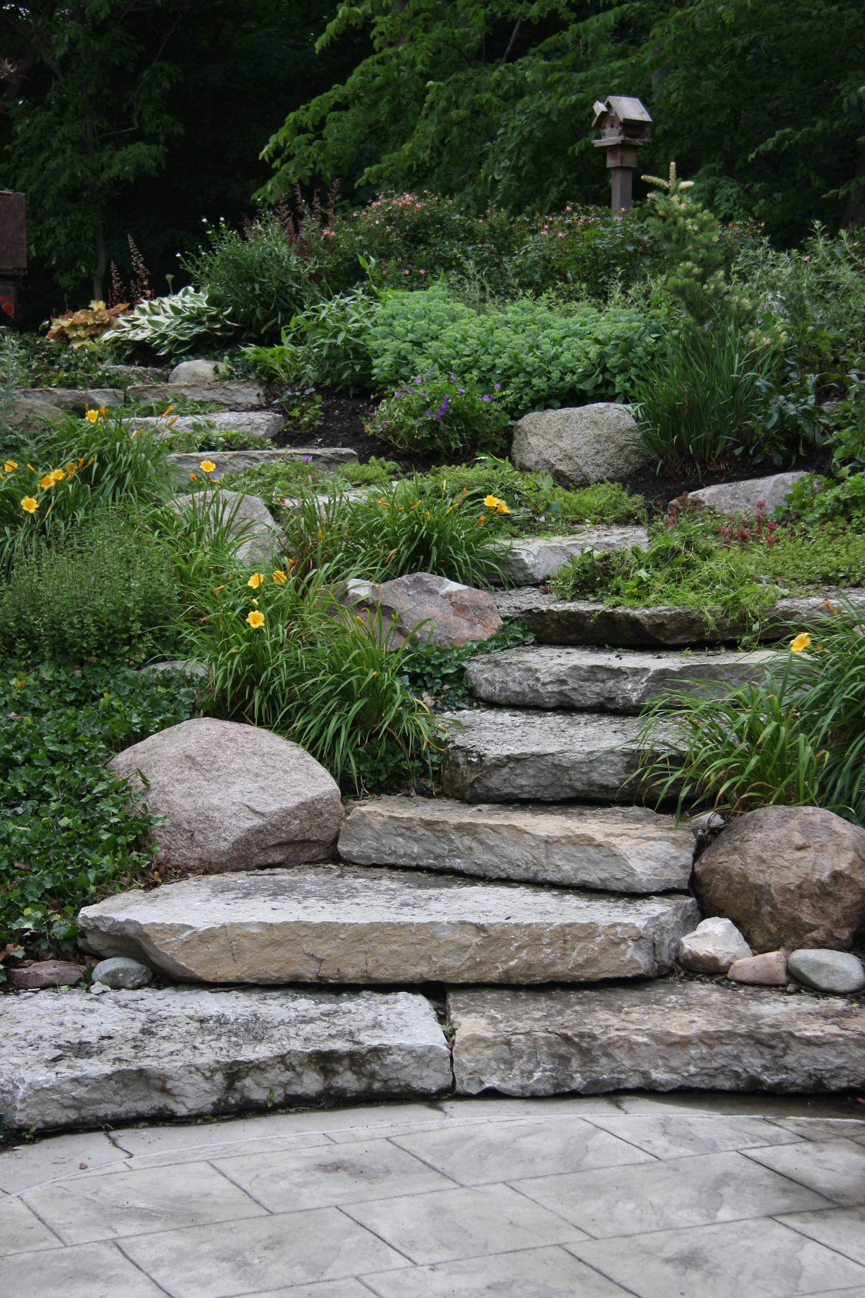 通常在设计花园台阶时,如果降低踢板高度,可加大踏板宽度,这样可以