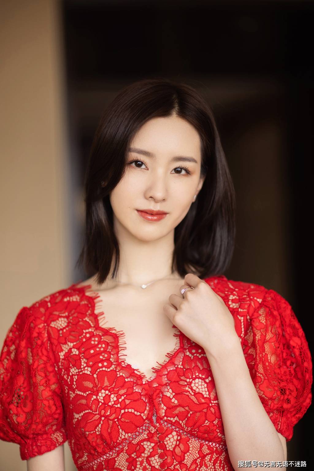 气息|陈都灵，性感红色蕾丝连衣裙着身，青春气息十足