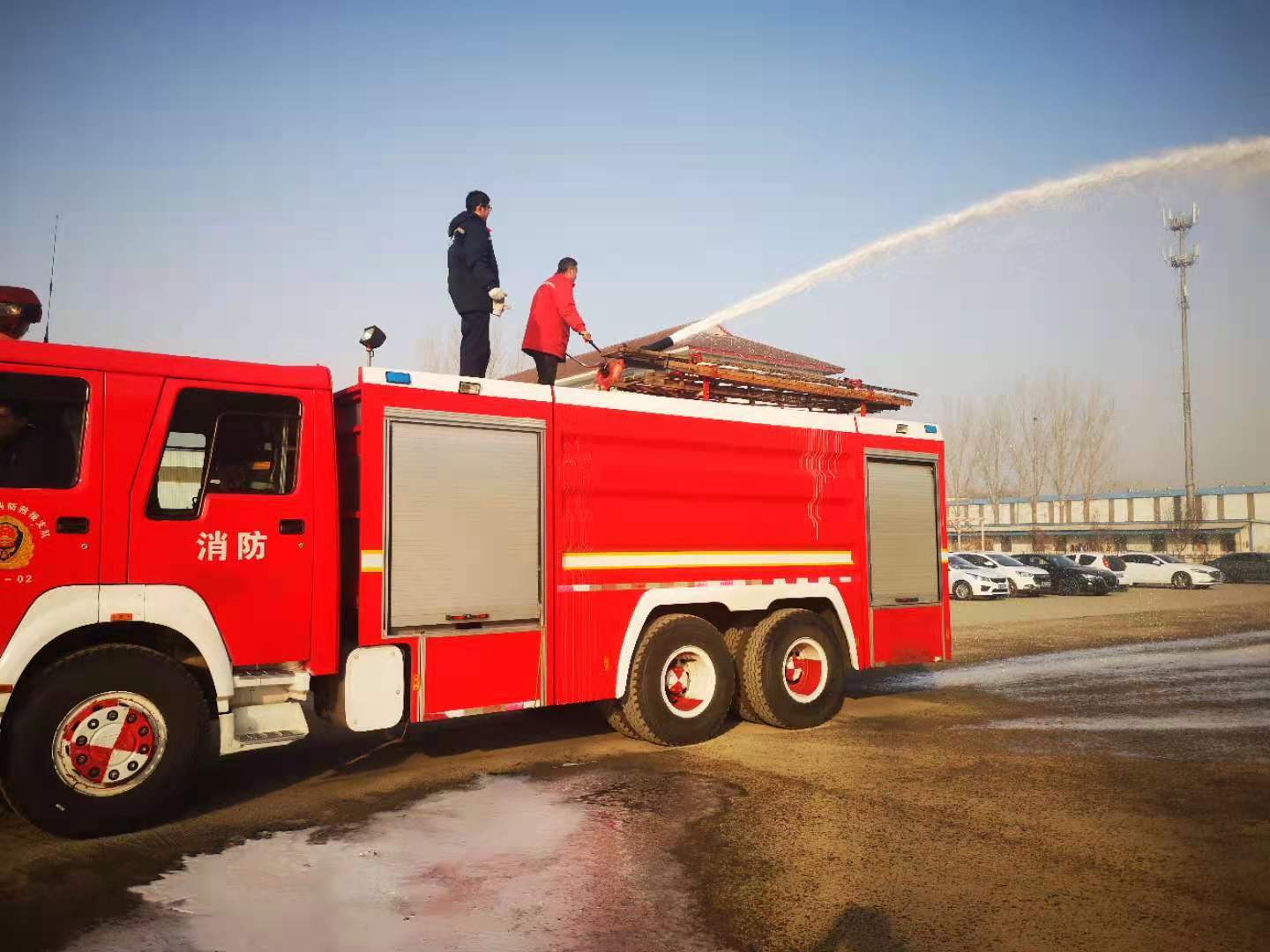 消防车里装的是水吗?_灭火