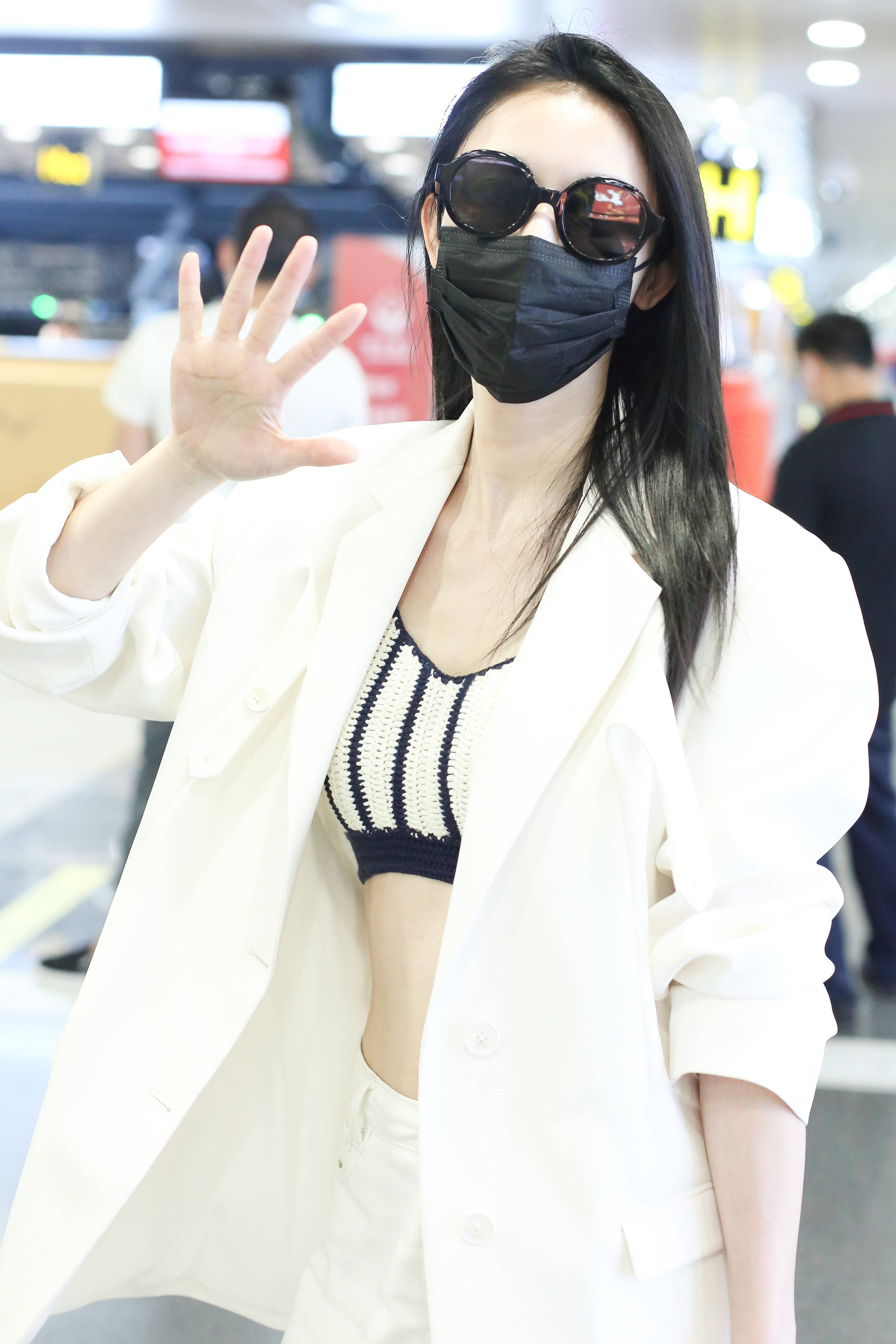 张俪抹胸秀蛮腰身材火辣 单手插兜又美又飒