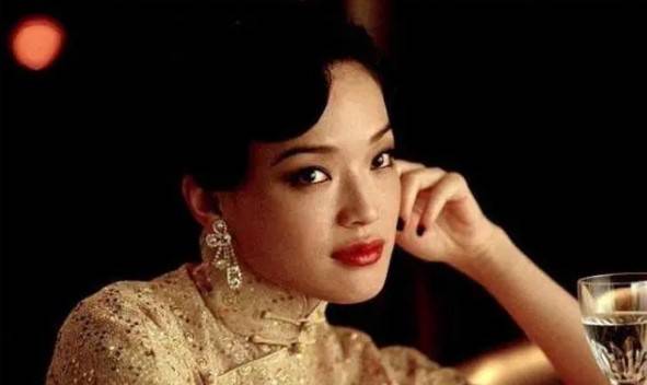 张艺谋|一穿旗袍全现行，hold得住就是风情万种，否则就如同像在过家家！