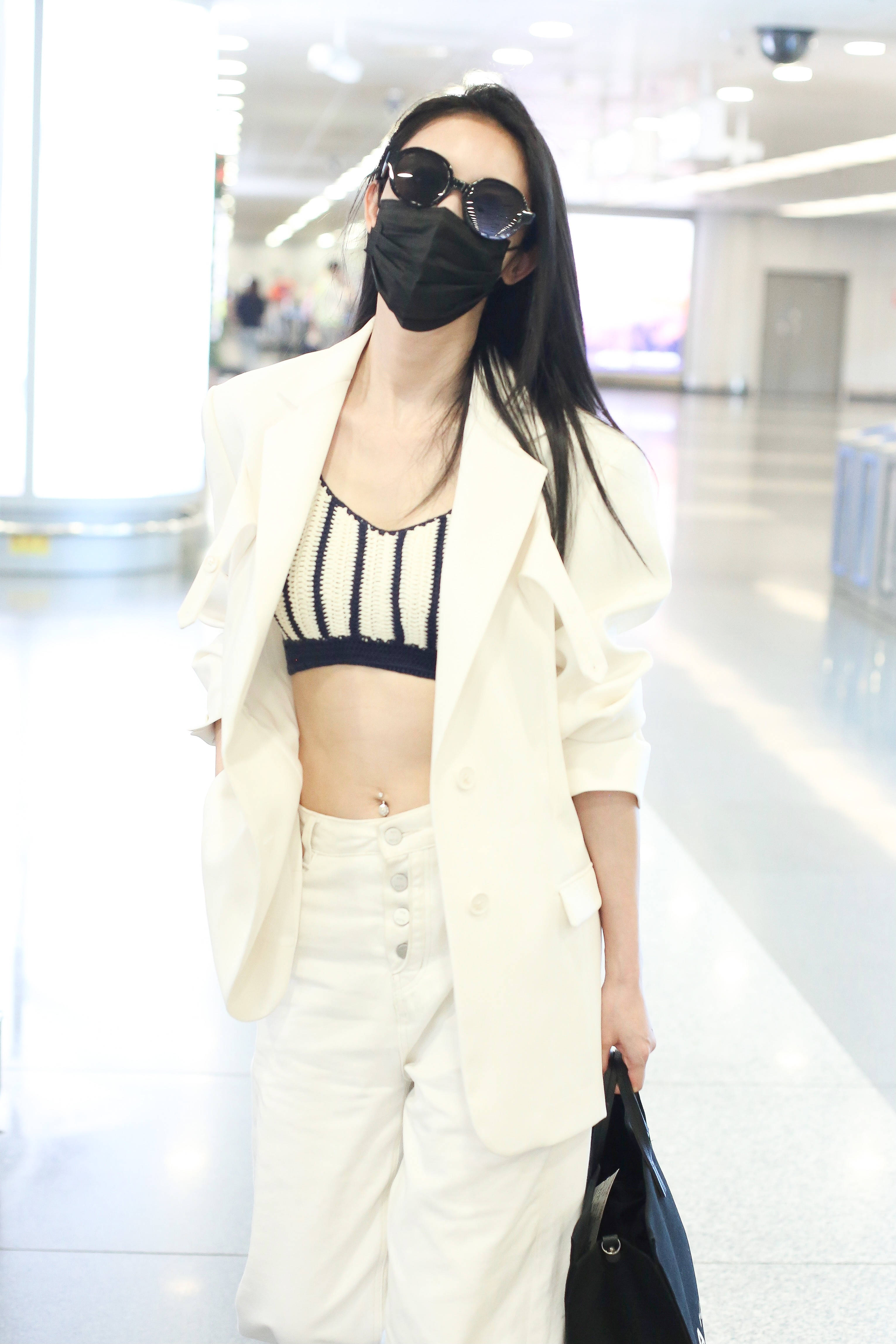 张俪抹胸秀蛮腰身材火辣 单手插兜又美又飒