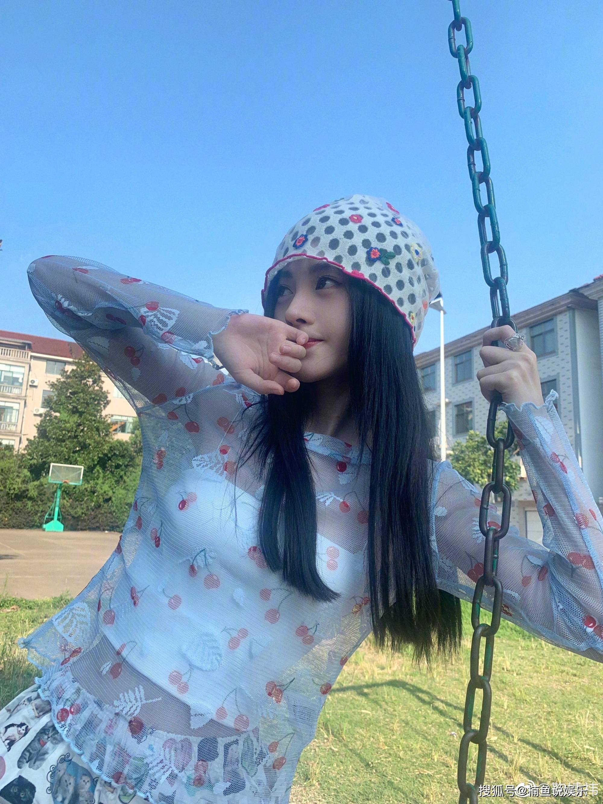 鞠婧祎腰部线条好迷人长发飘飘小蛮腰抢镜私服穿搭像小仙女