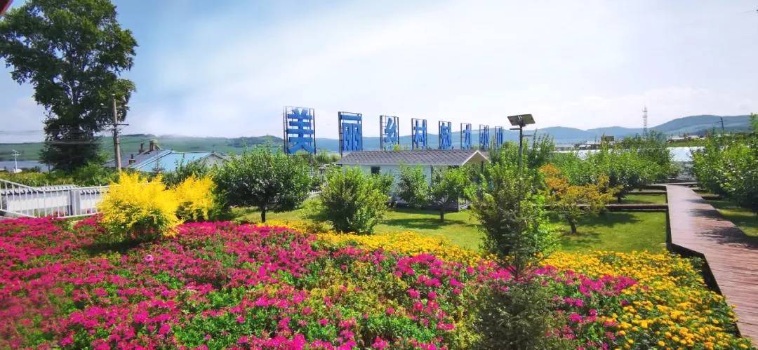 青山环抱,绿水相依,北与黑龙江省宁安县镜泊乡接壤