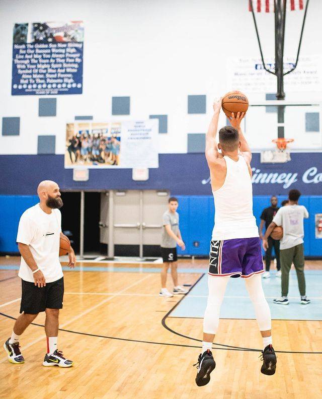 从照片中可以看出希罗非常认真,多次尝试三分投篮.