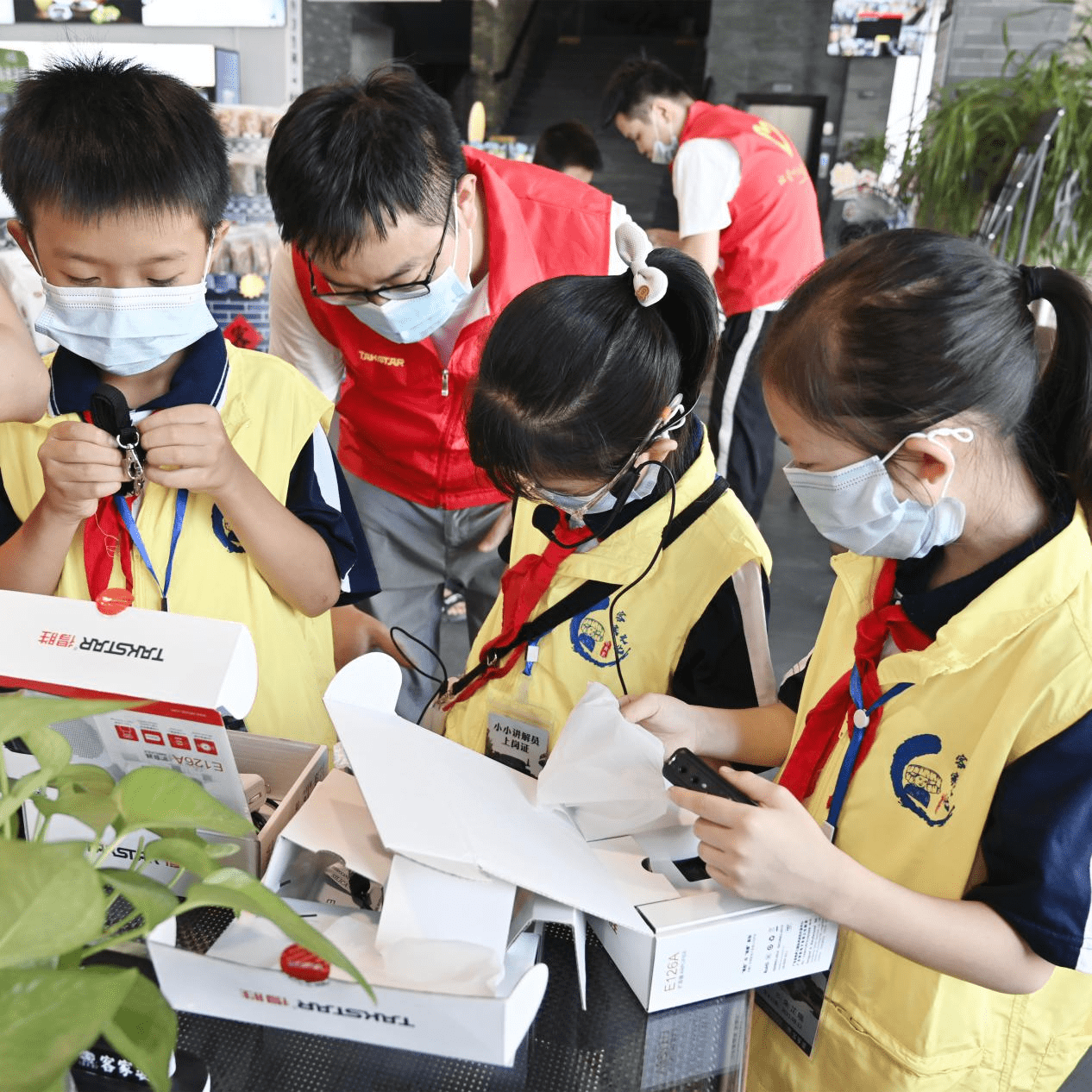 小朋友们佩戴完扩音器,热情地展示自己的学习成果,用清晰的声音轻松
