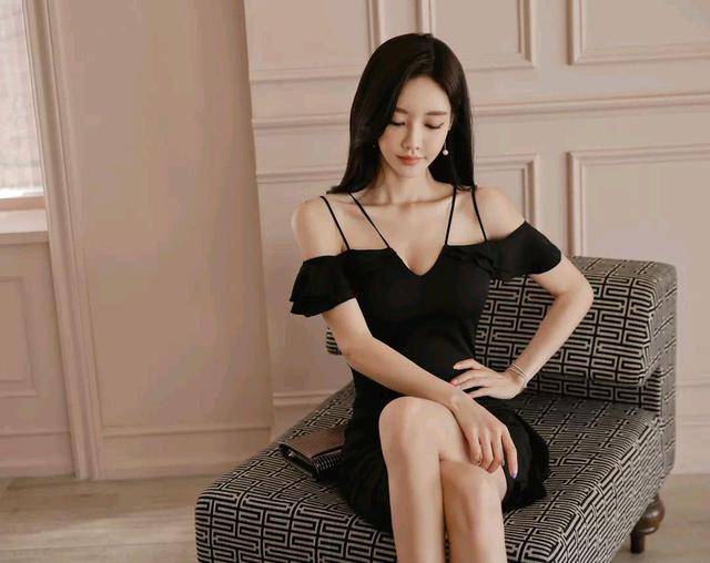 夜萤|女神孙允珠高清时尚搭配：幽夜萤河星幻耀黑吊带小洋裙