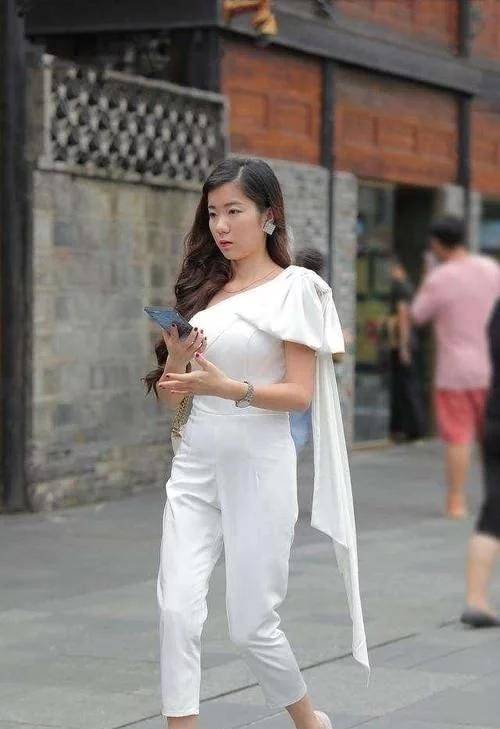 女神|美丽自信的瑜伽裤穿搭增添女神气质，显得性感动人，淡雅大方
