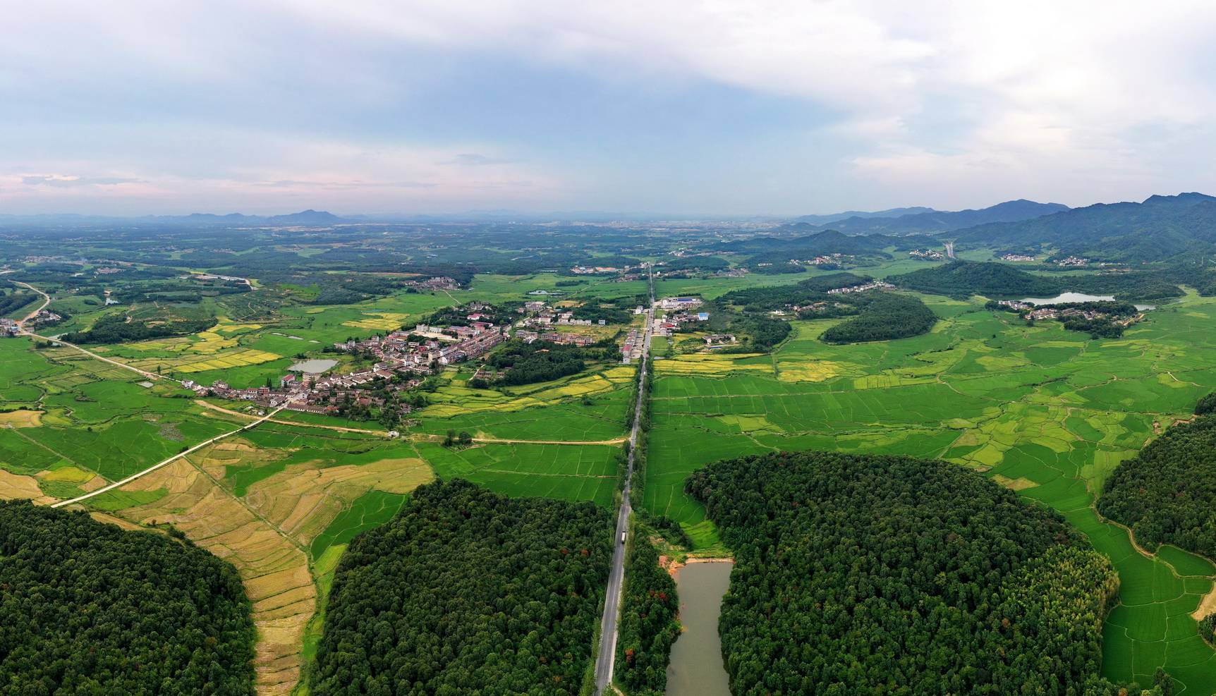 2021年8月28日,江西省抚州市金溪县左坊镇郑家村一带,蓝天白云与绿水