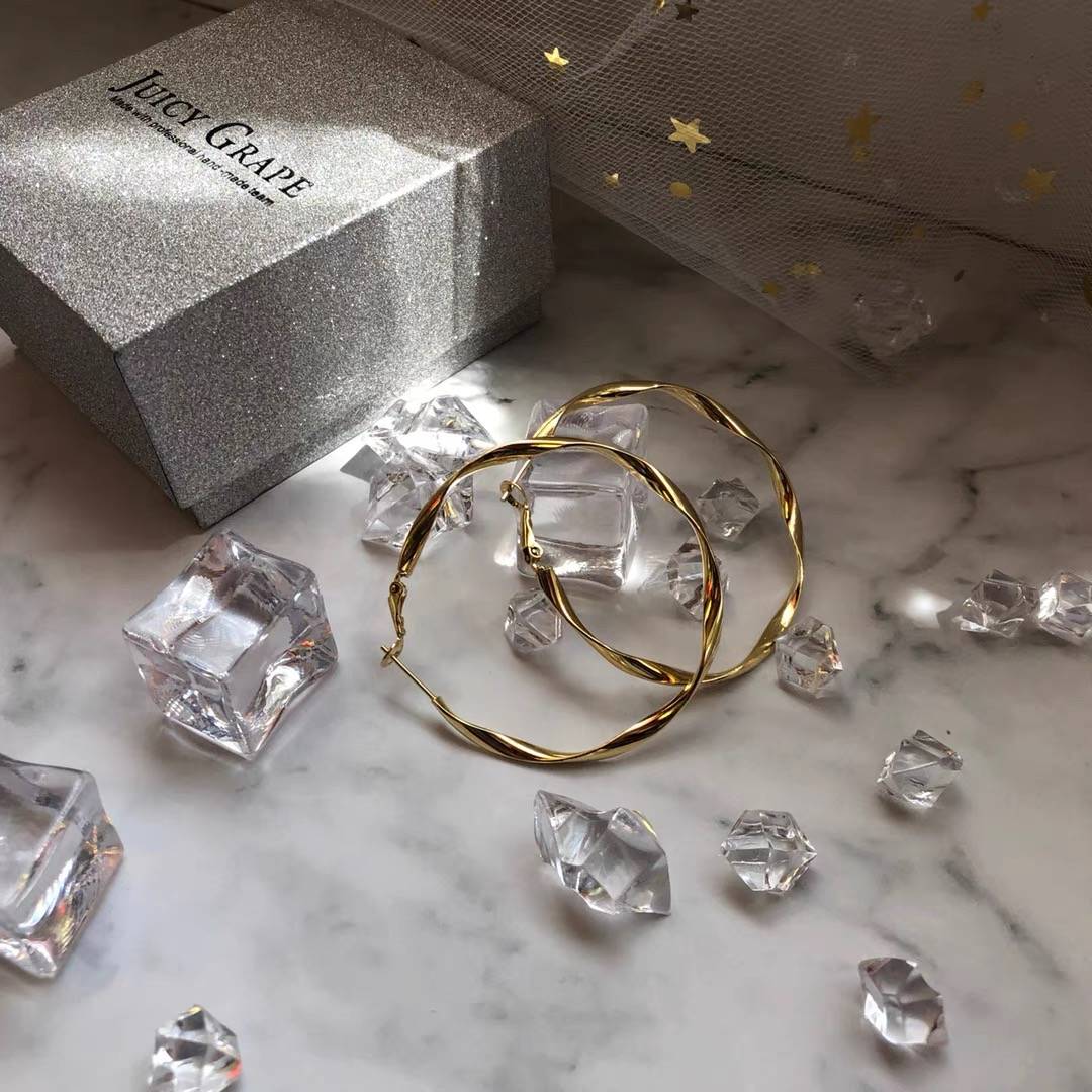 年代|复古港风再度来袭，女明星们都爱的风格，竟然全靠这个单品？