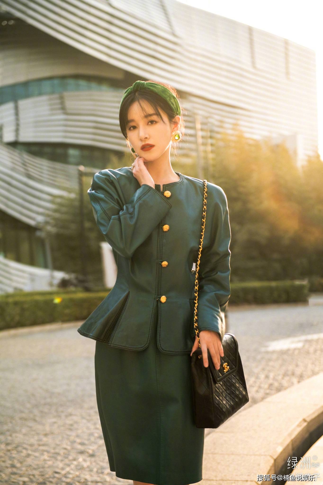 美人|33岁阚清子好会打扮，墨绿色小皮裙穿出贵妇感，妥妥的复古美人