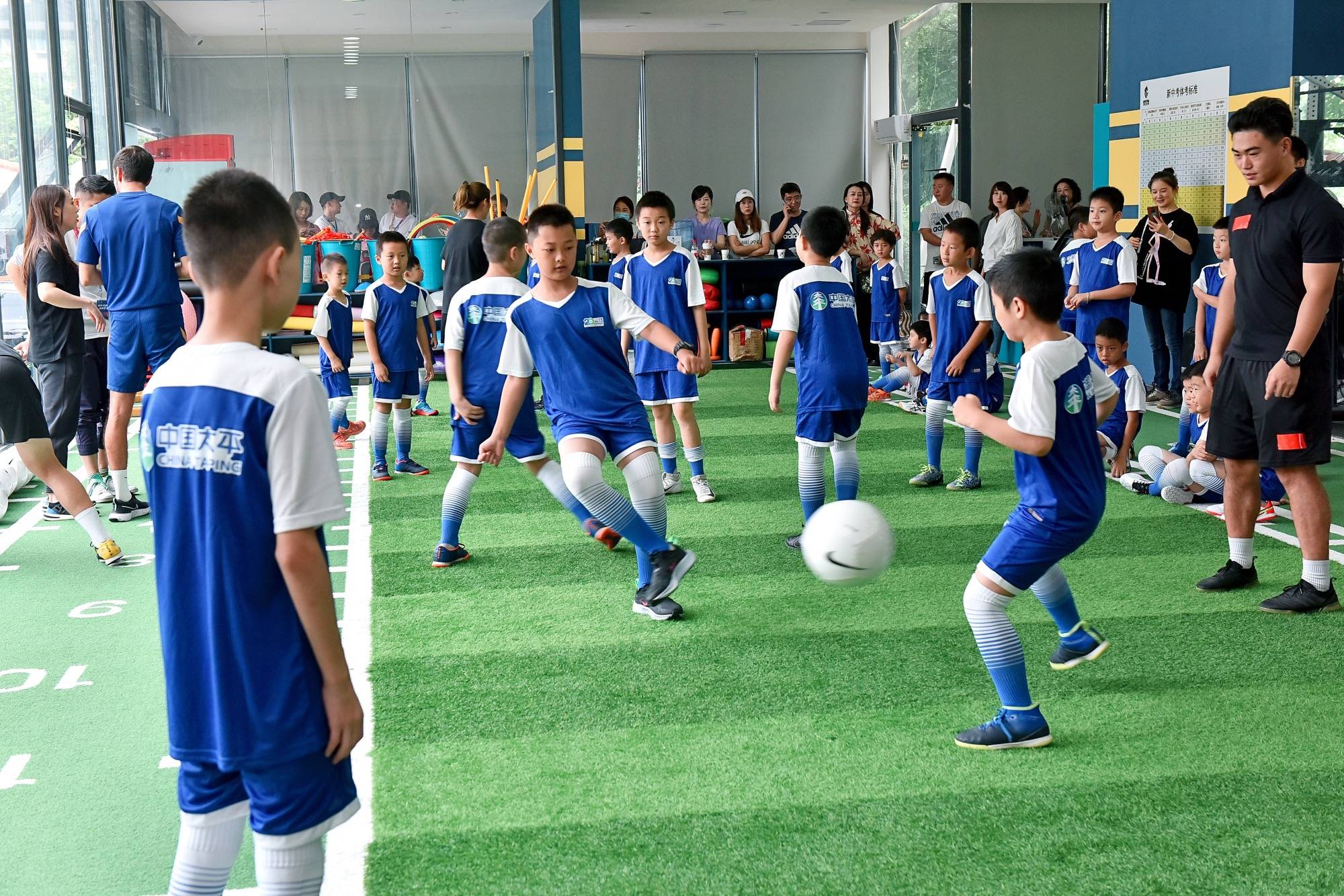 太平人寿四川分公司"太平好少年·巴萨足球训练营"成都站热力来袭
